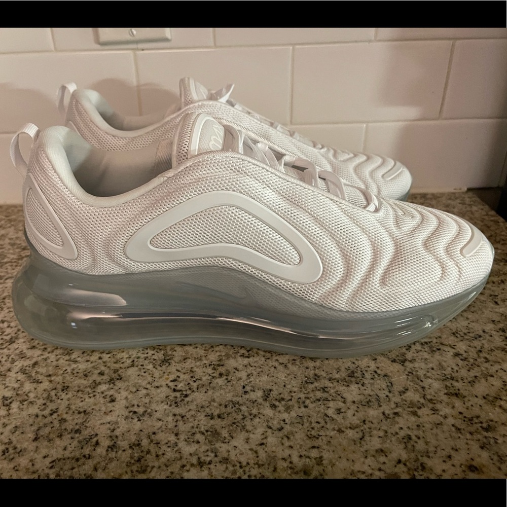 Air Max 720 'Metallic
Platinum' AO2924-100
